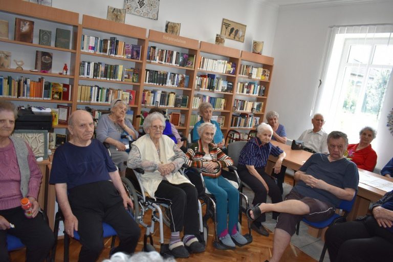 idősek látogatása a könyvtárban