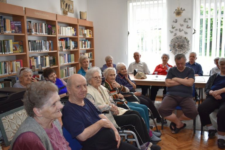 idősek látogatása a könyvtárban