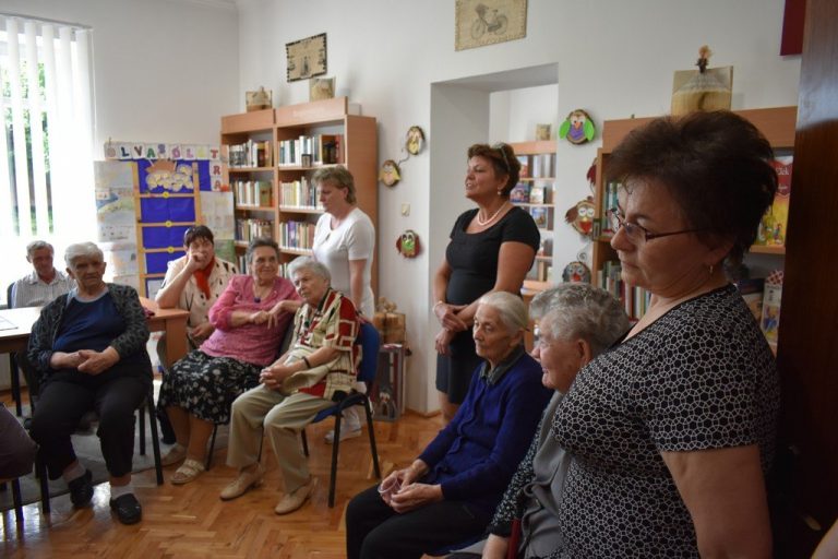 idősek látogatása a könyvtárban