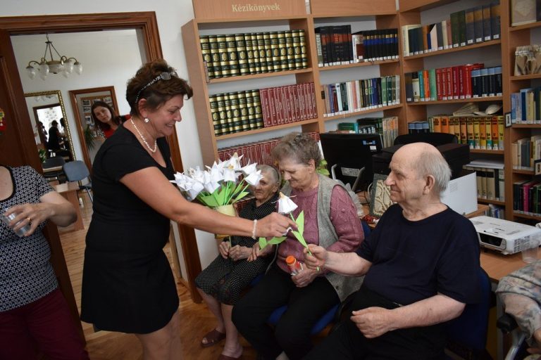 idősek látogatása a könyvtárban