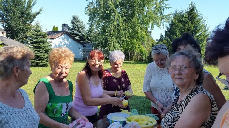 Lecsófőzés a Csalogány Idősek klubjában