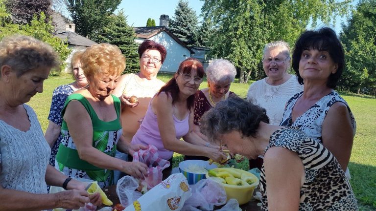 Lecsófőzés a Csalogány Idősek klubjában