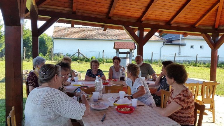 Lecsófőzés a Csalogány Idősek klubjában