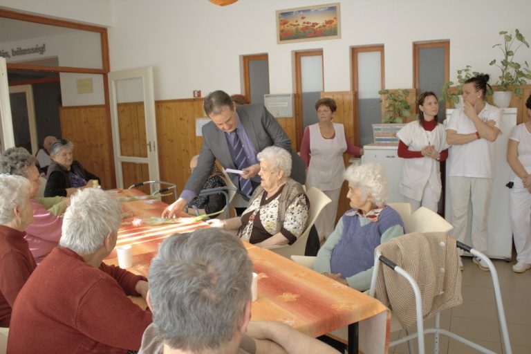 Nőnapi köszöntő idősek otthona