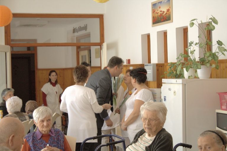 Nőnapi köszöntő idősek otthona