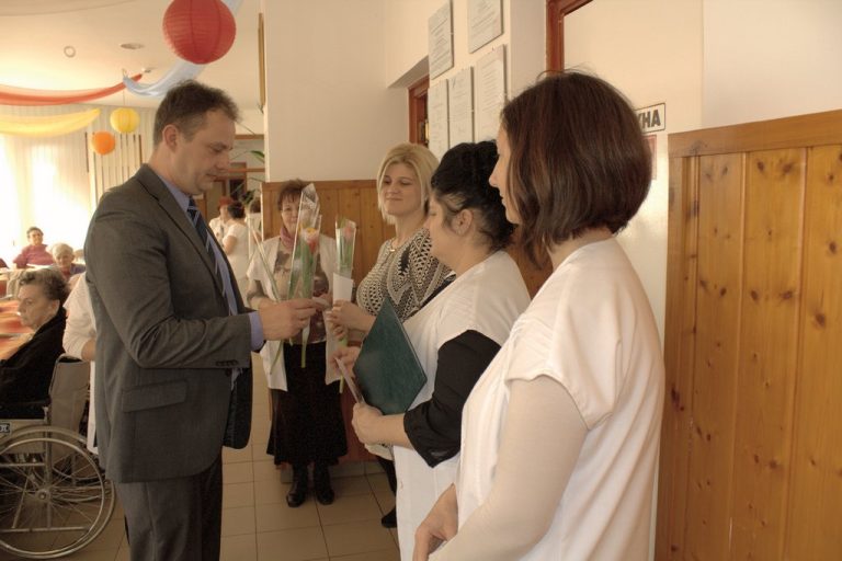 Nőnapi köszöntő idősek otthona