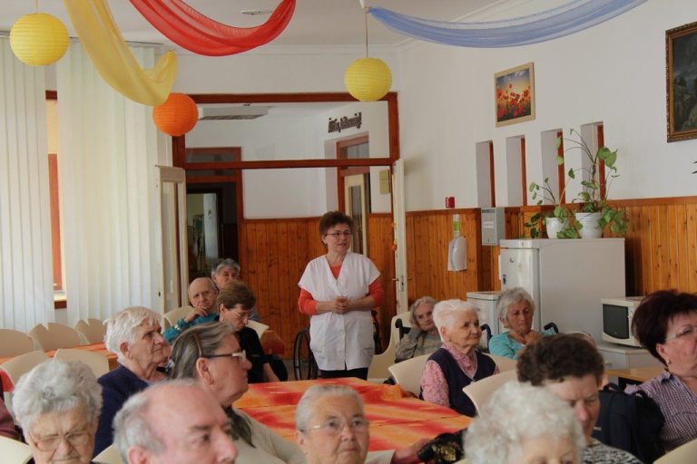 április idősek otthona tájékoztató