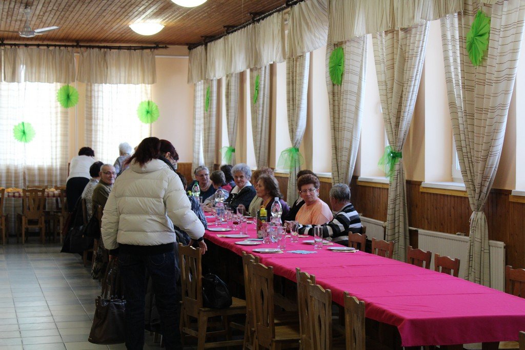 Nőnapi köszöntő Csalogány Idősek Klubja