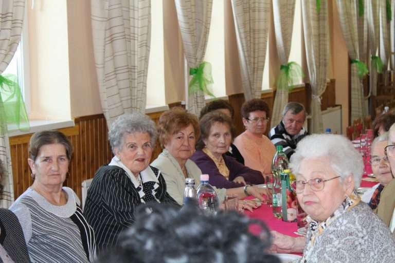 Nőnapi köszöntő Csalogány Idősek Klubja