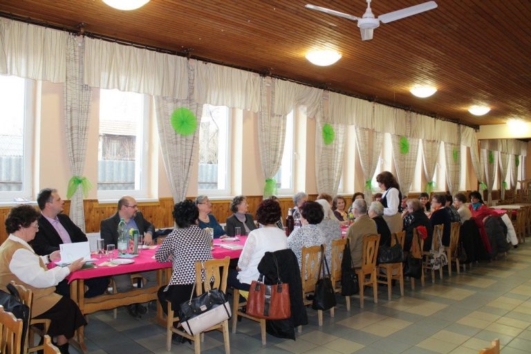 Nőnapi köszöntő Csalogány Idősek Klubja
