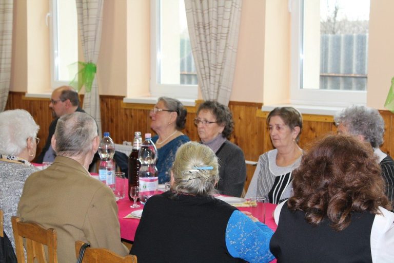 Nőnapi köszöntő Csalogány Idősek Klubja