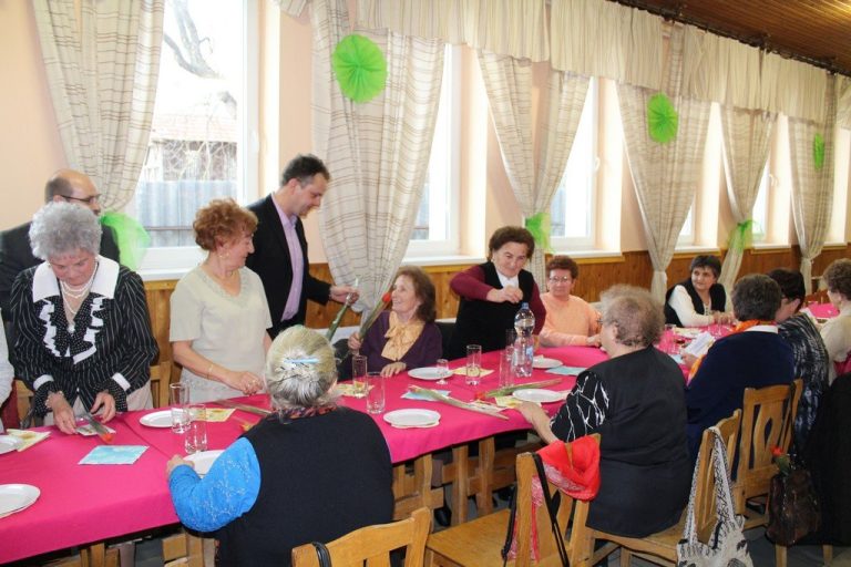 Nőnapi köszöntő Csalogány Idősek Klubja