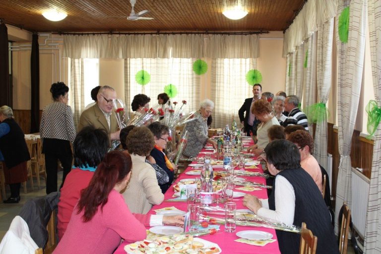 Nőnapi köszöntő Csalogány Idősek Klubja