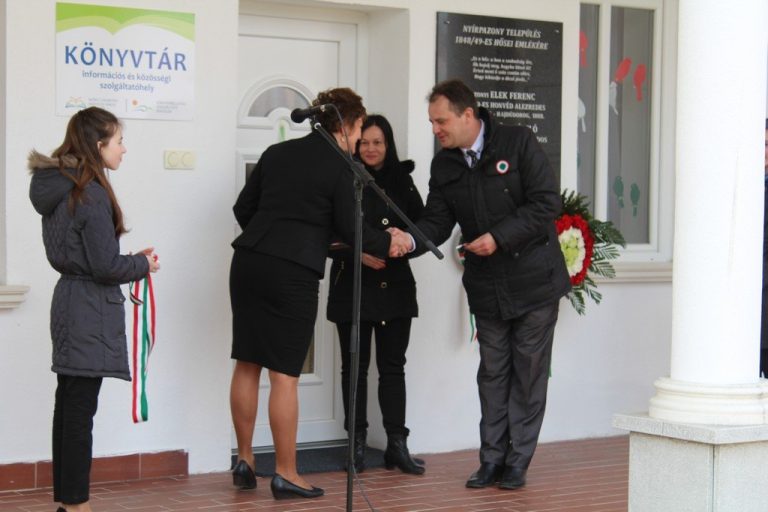 Könyvtárátadás