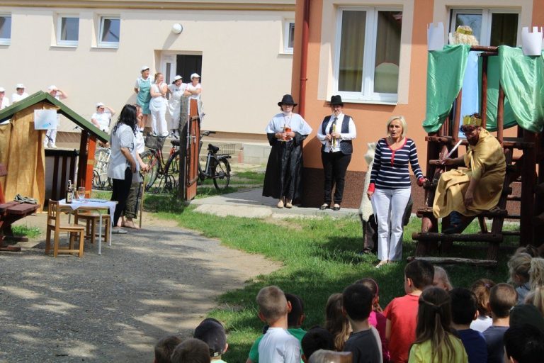 Óvó nénik mesejátéka