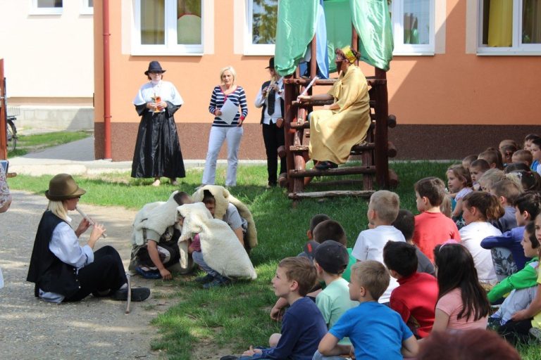 Óvó nénik mesejátéka