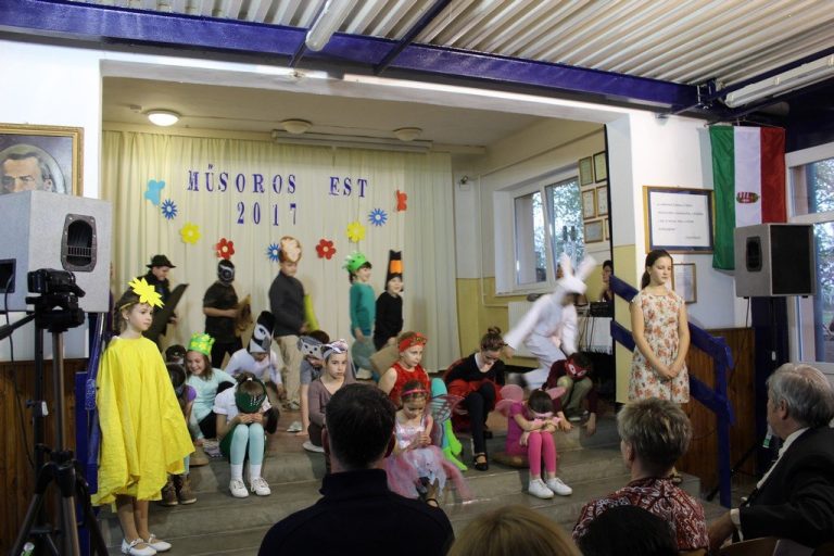 Műsoros est az iskolában