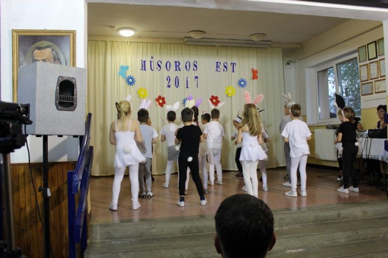 Műsoros est az iskolában
