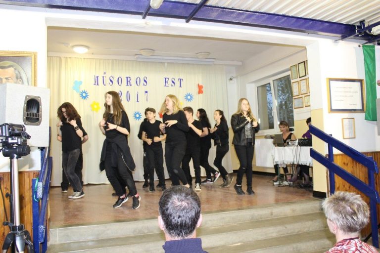 Műsoros est az iskolában