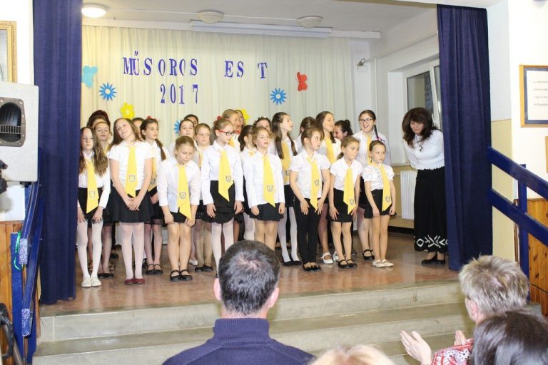 Műsoros est az iskolában