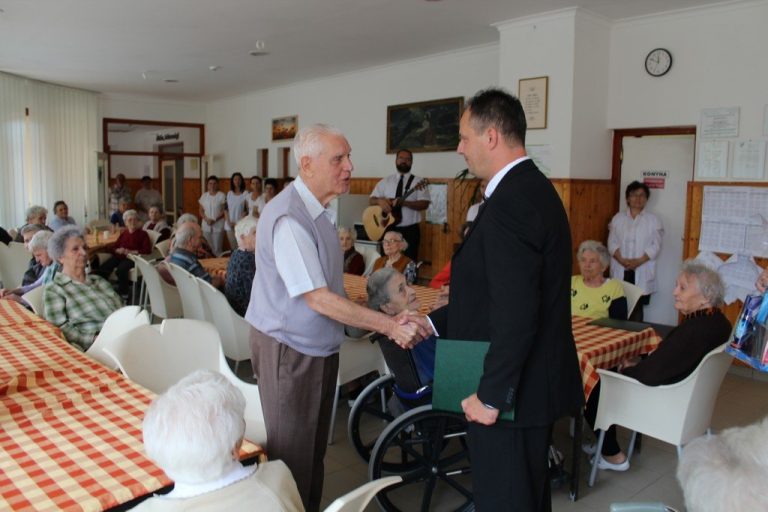 Turi Lajos köszöntése 90 éves